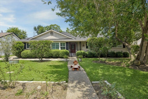 Photo of 10303 Greenwillow Street, Houston, TX 77035 (MLS # 35185868)