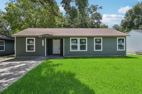 Photo of 317 Redwood Street, Lake Jackson, TX 77566 (MLS # 24584317)