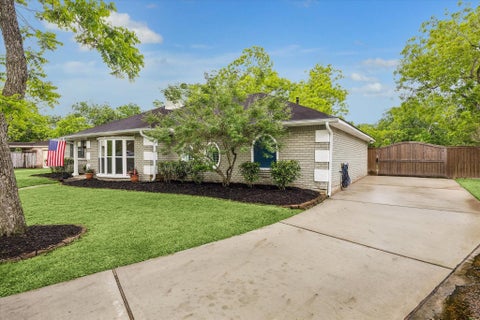 Homes For Sale - 12 Earlham Drive<br/> Galveston County, Friendswood, TX 77546