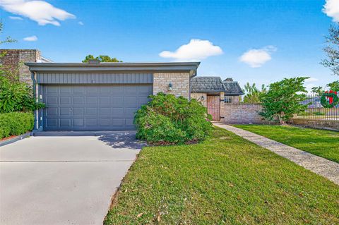 Photo of 16 Tiffany Square, Sugar Land, TX 77478 (MLS # 60133542)
