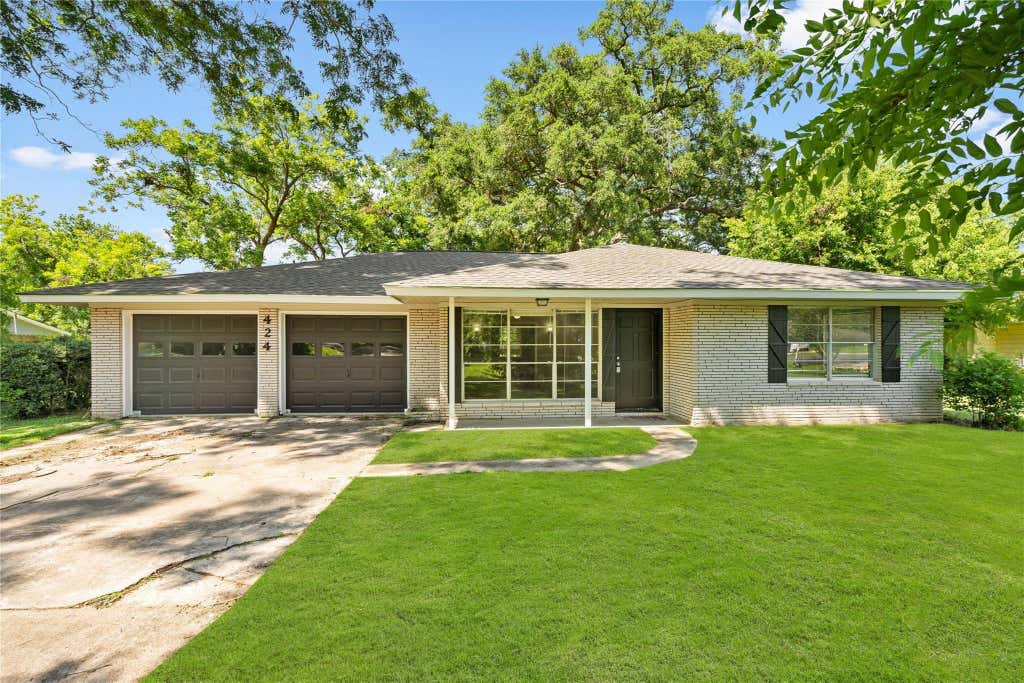 Photo of 424 Southern Oaks Drive, Lake Jackson, TX 77566 (MLS # 37675202)