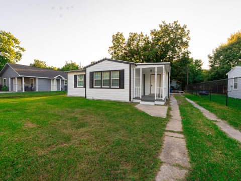 Photo of 1105 N 11th 1/2 Street N, Texas City, TX 77590 (MLS # 95839517)