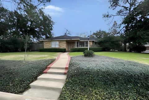 Photo of 3123 Broadmead Drive, Houston, TX 77025 (MLS # 95538477)