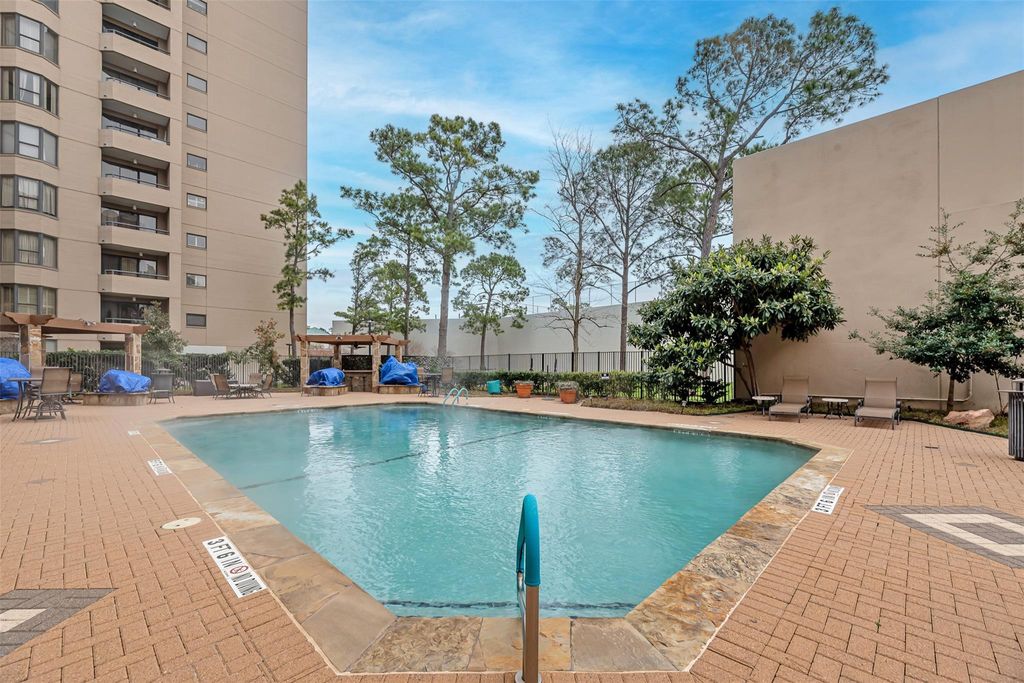 Photo of 661 Bering Drive #404, Houston, TX 77057 (MLS # 56958733)