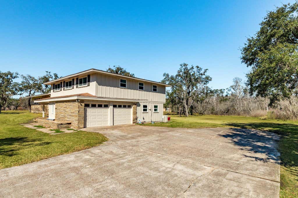 Photo of 504 W Highway 332 W, Lake Jackson, TX 77566 (MLS # 36683632)