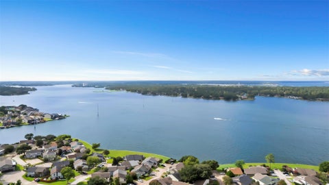 Photo of 100 April Point Drive S, Conroe, TX 77356 (MLS # 82703261)