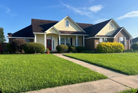 Photo of 101 Revere Ct Ct, Clute, TX 77531 (MLS # 50232711)