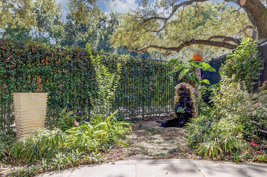 Photo of 4706 Post Oak Timber Drive, Houston, TX 77056 (MLS # 41136120)