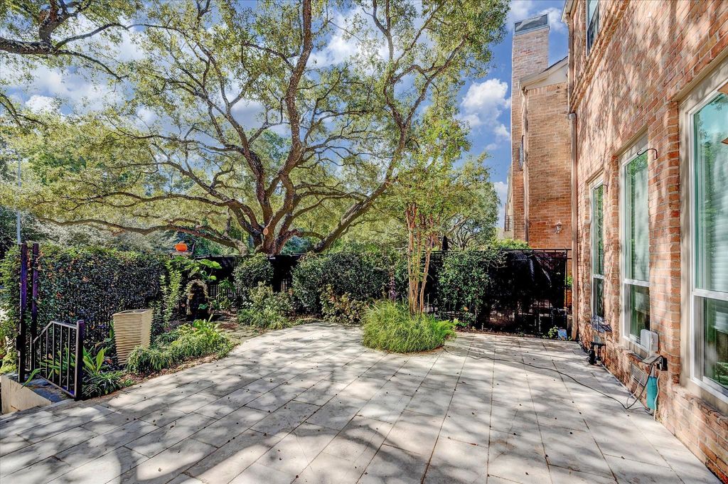 Photo of 4706 Post Oak Timber Drive, Houston, TX 77056 (MLS # 41136120)