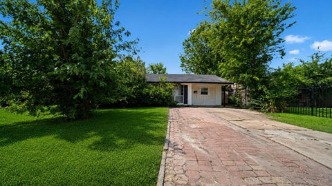 Photo of 5242 Greylog Drive, Houston, TX 77048 (MLS # 12491655)