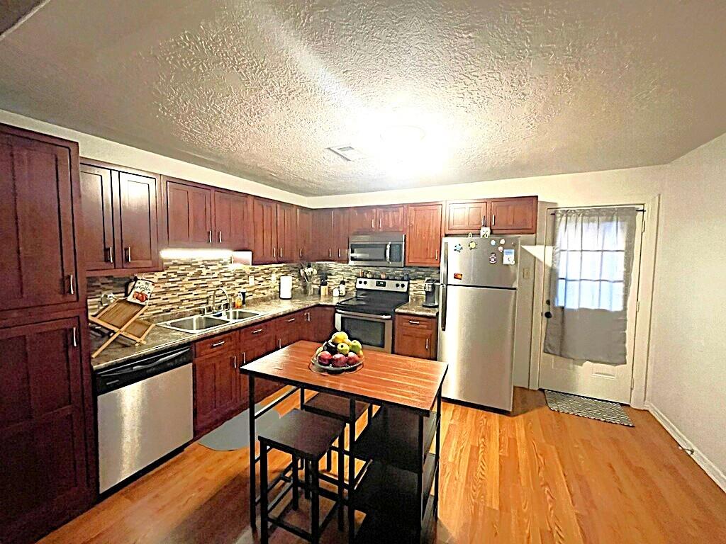 828 Robinson Road