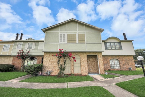 Photo of 6470 Creekbend Drive, Houston, TX 77096 (MLS # 30362186)