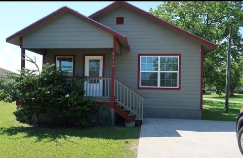Photo of 2717 Avenue D, Dickinson, TX 77539 (MLS # 41703736)