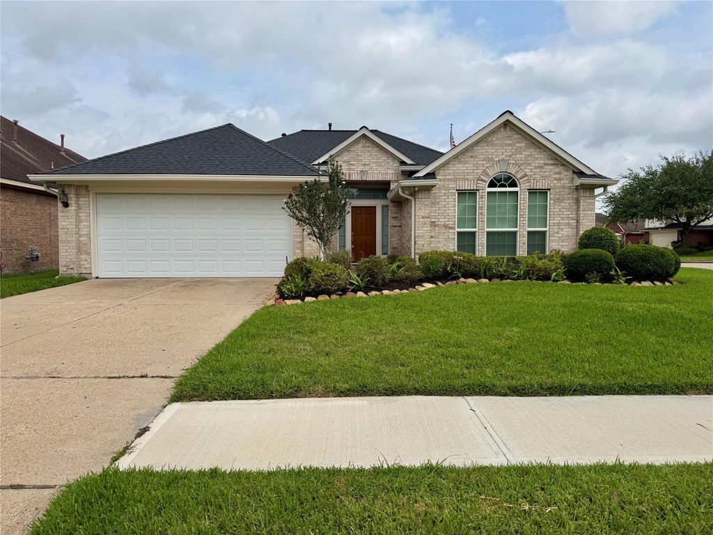 Photo of 1823 Gillingham Way, Pasadena, TX 77504 (MLS # 32492325)