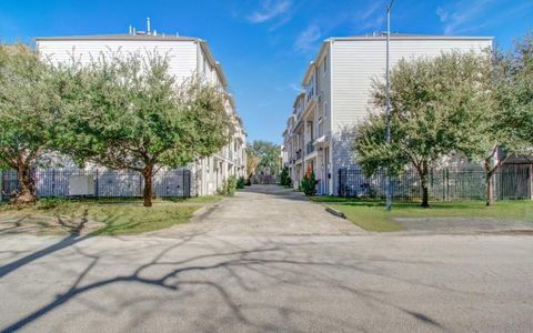 Tiny photo for 243 W 27th Street, Houston, TX 77008 (MLS # 70493221)