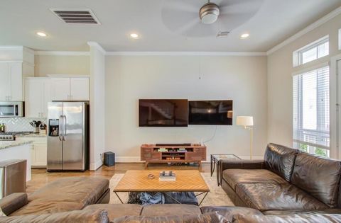 Tiny photo for 243 W 27th Street, Houston, TX 77008 (MLS # 70493221)