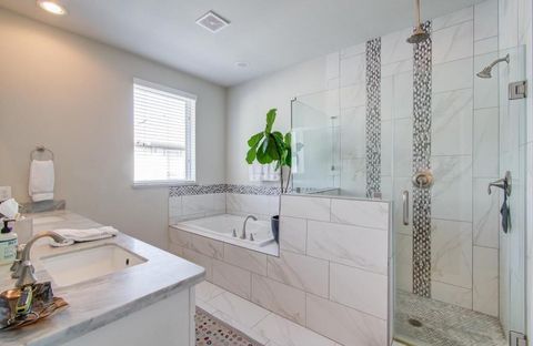 Tiny photo for 243 W 27th Street, Houston, TX 77008 (MLS # 70493221)