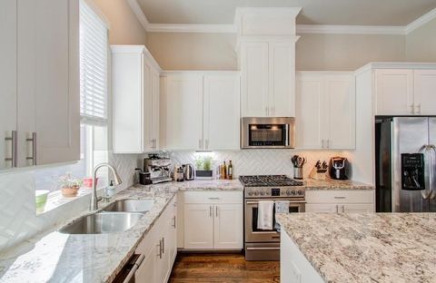 Tiny photo for 243 W 27th Street, Houston, TX 77008 (MLS # 70493221)