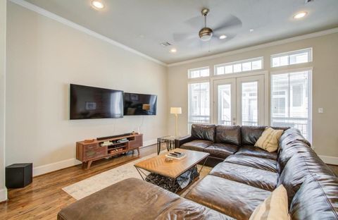 Tiny photo for 243 W 27th Street, Houston, TX 77008 (MLS # 70493221)