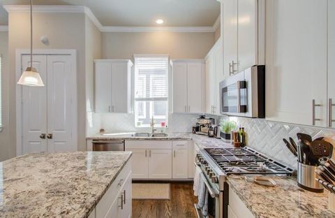 Tiny photo for 243 W 27th Street, Houston, TX 77008 (MLS # 70493221)