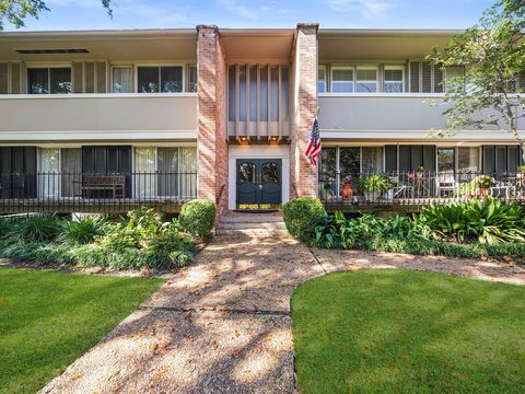 Photo of 656 S Ripple Creek Drive #656, Houston, TX 77057 (MLS # 75362770)