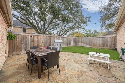 Tiny photo for 810 Silvergate Drive, Houston, TX 77079 (MLS # 39425799)