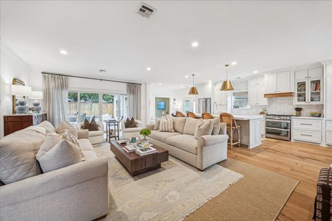 Tiny photo for 810 Silvergate Drive, Houston, TX 77079 (MLS # 39425799)