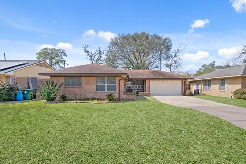 Photo of 1409 Conrad Sauer Drive, Houston, TX 77043 (MLS # 98582939)