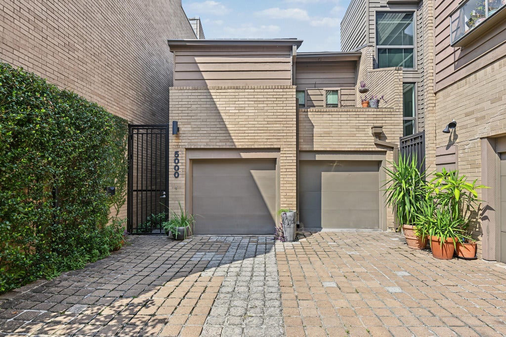 Photo of 5000 Bayard Lane, Houston, TX 77006 (MLS # 60086342)