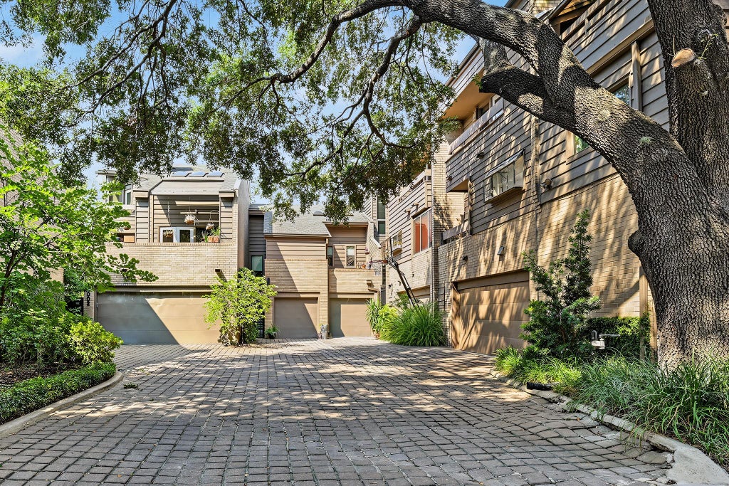Photo of 5000 Bayard Lane, Houston, TX 77006 (MLS # 60086342)