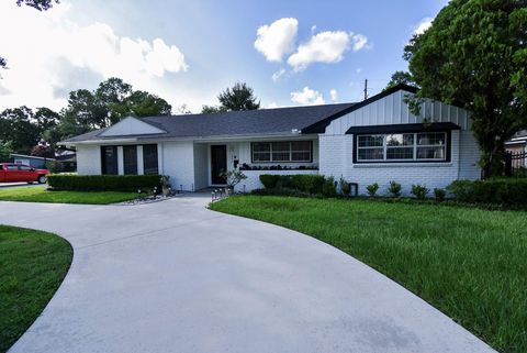 Photo of 5666 Overbrook Lane, Houston, TX 77056 (MLS # 12877741)