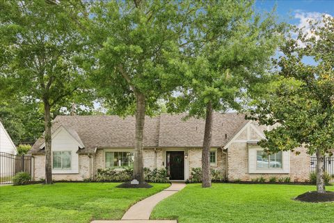 Photo of 722 W Forest Drive, Houston, TX 77079 (MLS # 12258966)