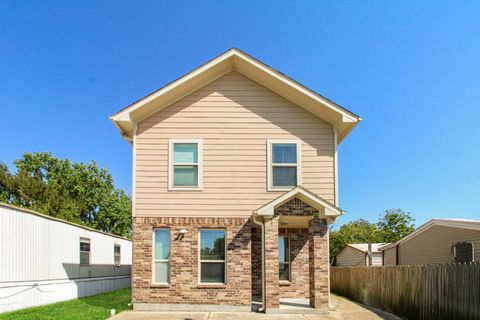 Photo of 3223 Bay Oaks Harbor Drive, Baytown, TX 77523 (MLS # 83729786)
