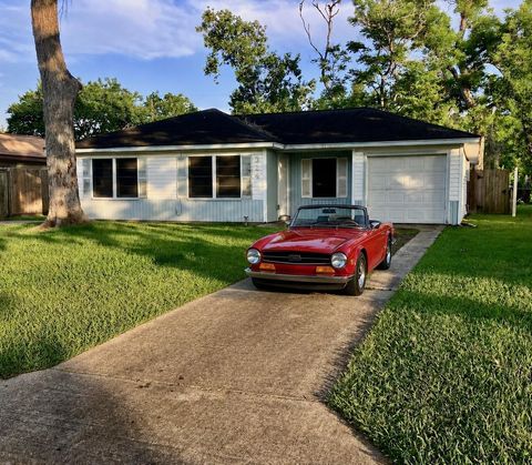 Photo of 324 Acacia Street, Lake Jackson, TX 77566 (MLS # 66030808)