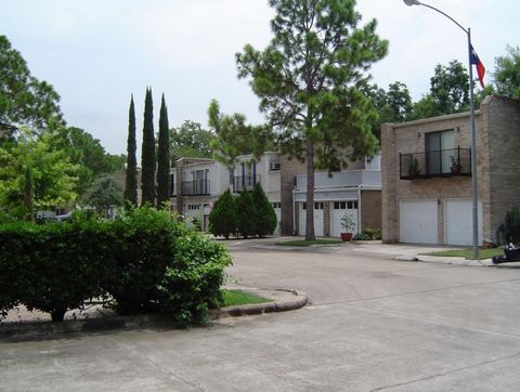Photo of 18 Townhouse Court, Bellaire, TX 77401 (MLS # 46385787)