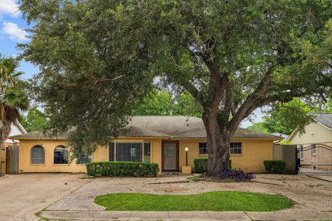 Photo of 5554 Beechnut Street, Houston, TX 77096 (MLS # 58652210)
