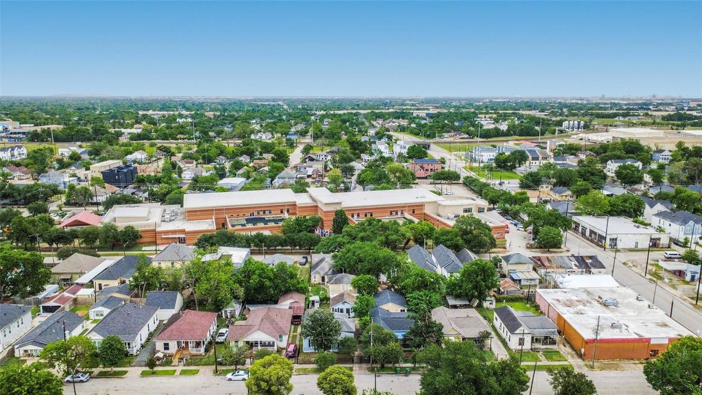 Photo of 1916 Chapman Street, Houston, TX 77009 (MLS # 24398605)