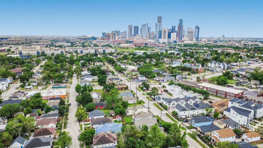 Photo of 1916 Chapman Street, Houston, TX 77009 (MLS # 24398605)