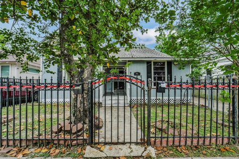 Photo of 1916 Chapman Street, Houston, TX 77009 (MLS # 24398605)