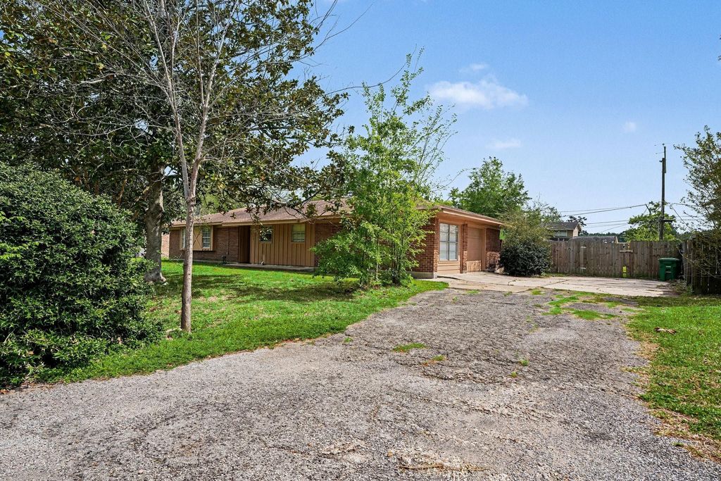 Photo of 722 N Fall Creek Drive, Houston, TX 77336 (MLS # 48137680)