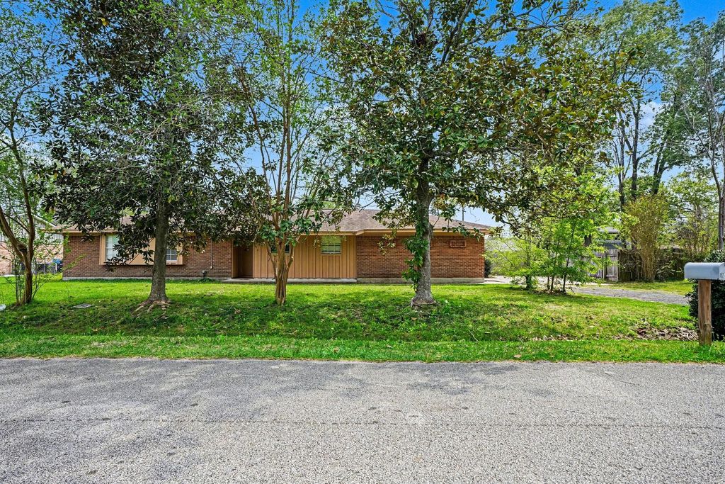 Photo of 722 N Fall Creek Drive, Houston, TX 77336 (MLS # 48137680)
