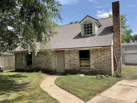 Homes For Sale - 4922 Dollar Reef Drive<br/> Bacliff, TX 77518