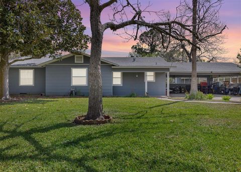 Homes For Sale - 107 N River Drive<br/> Columbus, TX 78934