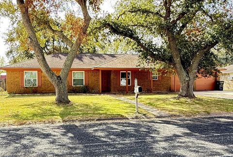 Photo of 2205 James Avenue, El Campo, TX 77437 (MLS # 55604234)