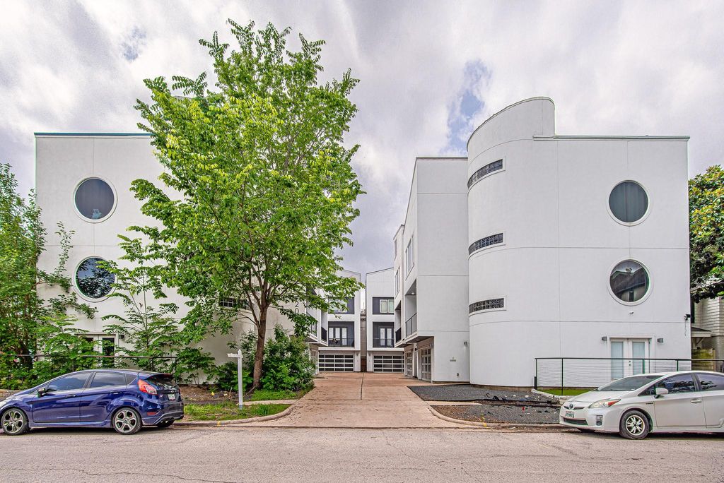 Photo of 2025 Colquitt Street #E, Houston, TX 77098 (MLS # 52117962)