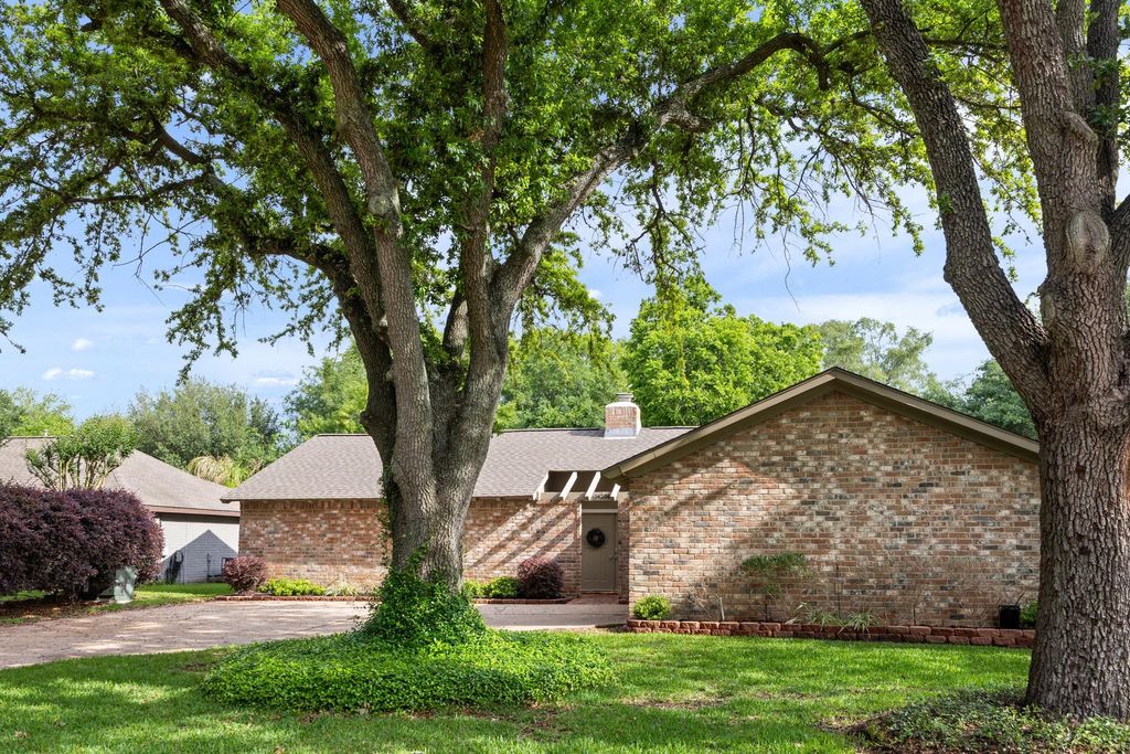 Photo of 14206 Locke Lane, Houston, TX 77077 (MLS # 54489019)