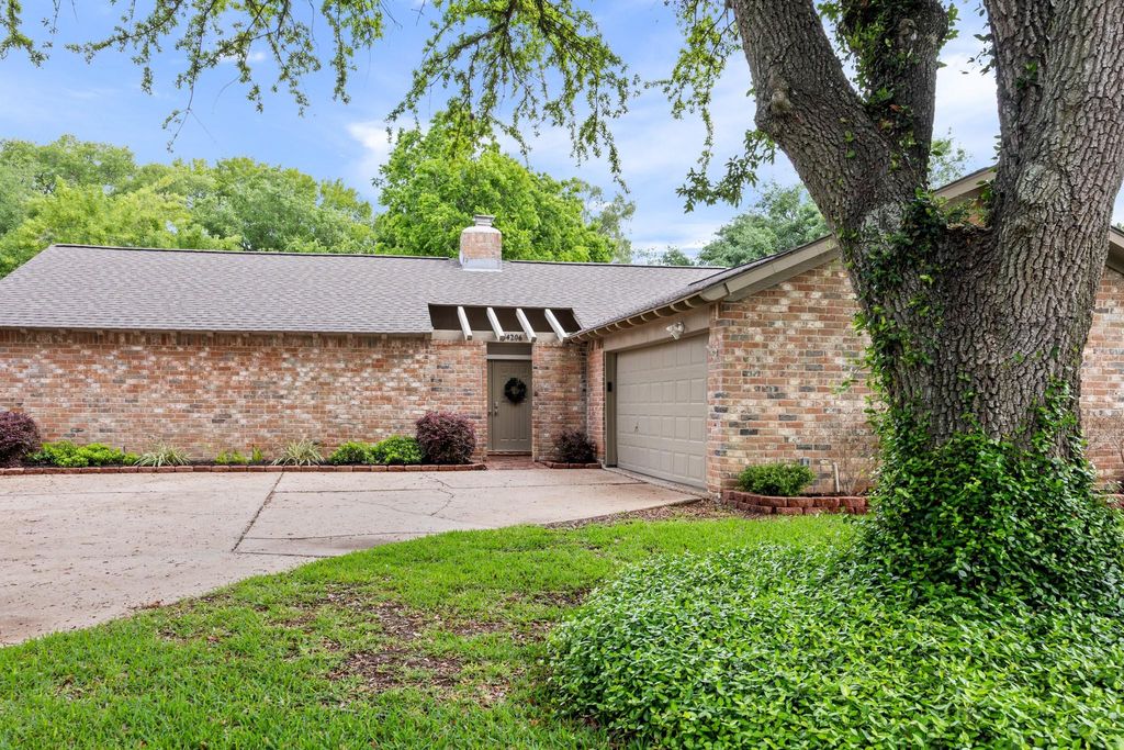 Photo of 14206 Locke Lane, Houston, TX 77077 (MLS # 54489019)