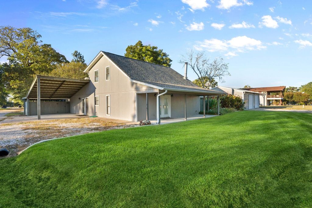 Photo of 241 Bluff Drive, Livingston, TX 77351 (MLS # 54291636)