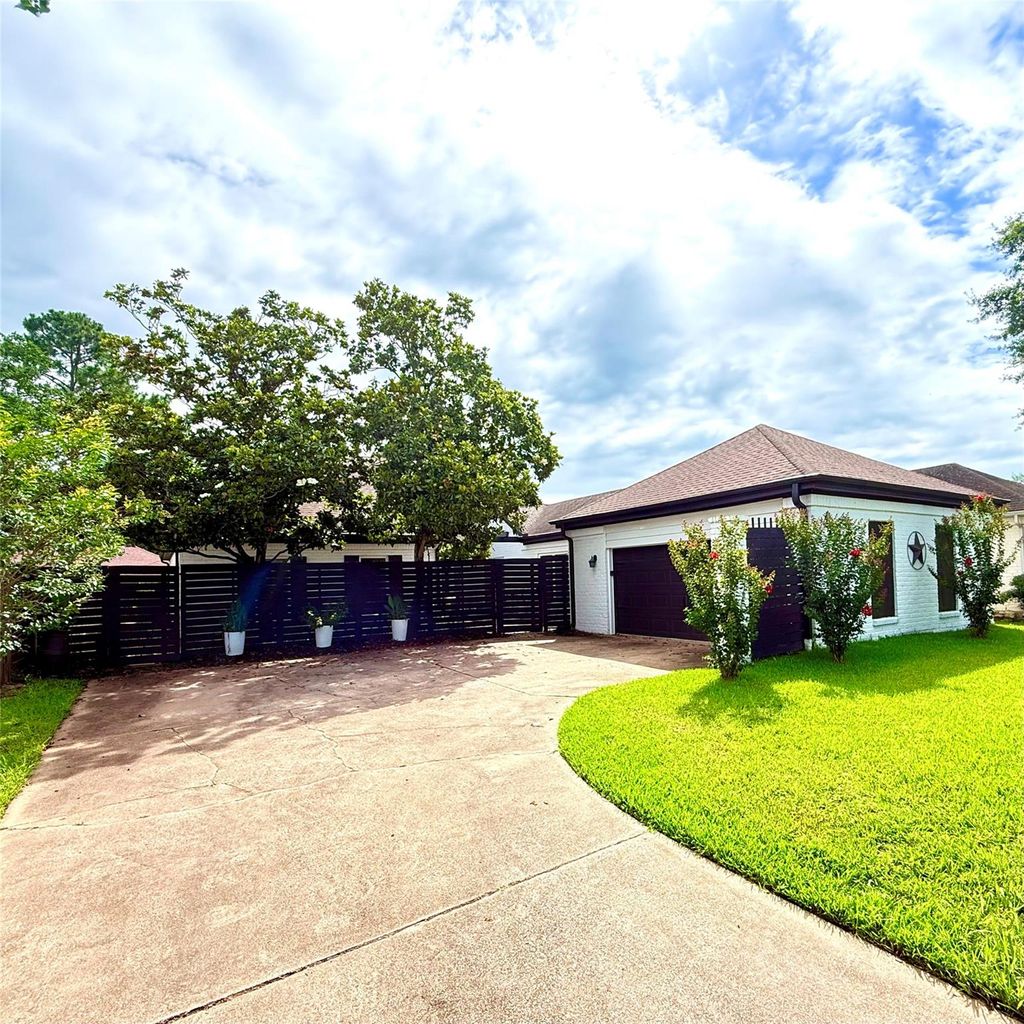 Photo of 11942 Briar Forest Drive, Houston, TX 77077 (MLS # 18282317)