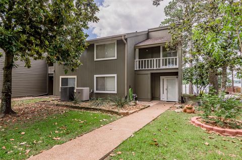 Photo of 208 Waters Edge, Huntsville, TX 77340 (MLS # 36605275)